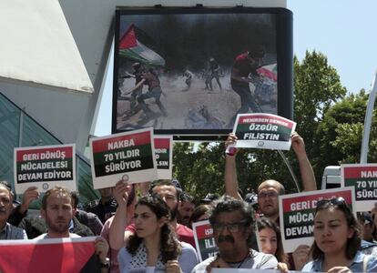 Manifestantes turcos muestran pancartas que leen "Palestina libre" y "La lucha por regresar a casa continúa durante 70 años".
