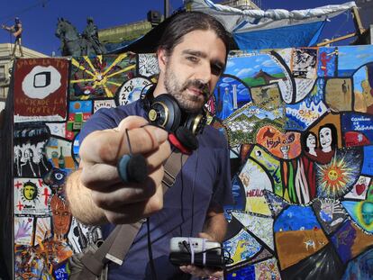 El compositor madrileño Alberto Bernal trabaja en una obra con material que grabó durante las protestas del 15-M en Sol.