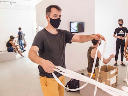 Ricardo Sánchez Cuerda trabajando en la elaboración de la instalación “Lazos”.