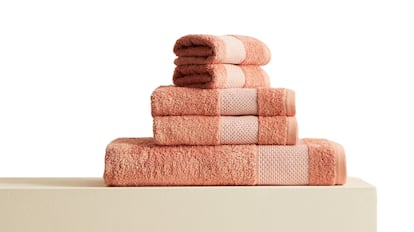 Juego de 5 toallas de distintos tamaños fabricadas en algodón de El Corte Inglés, color tendencia peach fuzz