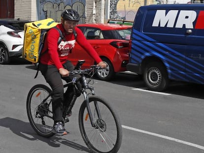 Trabajo multa a Glovo con 79 millones y regulariza a 10.600 de sus trabajadores