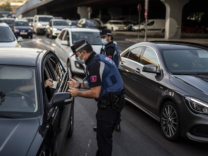 Controles de la Policía Local de Madrid en Puente de Vallecas de Madrid.