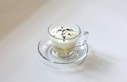 Capuchino andaluz: naranja, bacalao, crema de patata y polvo de aceituna negra.