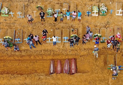 Foto aérea de um enterro no cemitério Nossa Senhora Aparecida, em Manaus, de vítimas suspeitas e confirmadas da covid-19.