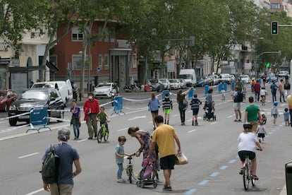 Peatones en la calle de Menéndez Pelayo, una de las calles abiertas para uso peatonal durante el estado de alarma en Madrid durante los fines de semana a partir de este sábado / SANTI BURGOS