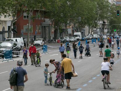 Peatones en la calle de Menéndez Pelayo, una de las calles abiertas para uso peatonal durante el estado de alarma en Madrid durante los fines de semana a partir de este sábado / SANTI BURGOS