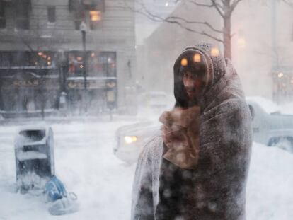 Un &lsquo;sin techo&rsquo; sufre una tormenta de nieve en Boston (EE UU).