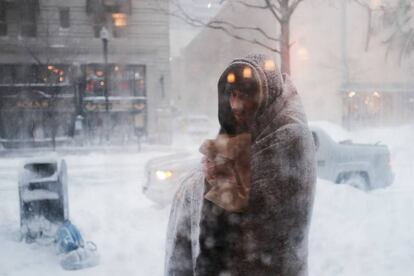 Un ‘sin techo’ sufre una tormenta de nieve en Boston (EE UU).