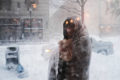 Un &lsquo;sin techo&rsquo; sufre una tormenta de nieve en Boston (EE UU).