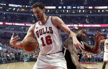 Pau Gasol lucha con Sloan.