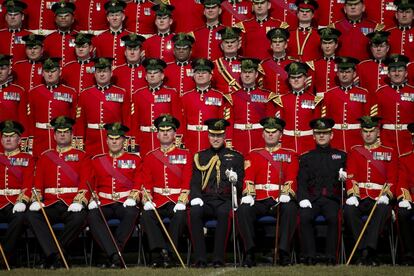 El príncipe Guillermo (c) de Inglaterra, coronel del Primer Batallón de los Guardias Irlandeses, posa para una fotografía en la celebración del día de San Patricio, patrón de Irlanda, en Hounslow, al oeste de Londres (Reino Unido).