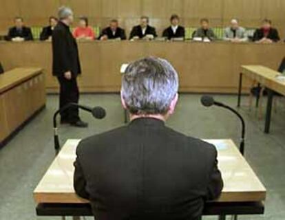 El ministro de Exteriores alemán, Joskcha Fischer (de espaldas), ante un tribunal de Francfort, el viernes.
