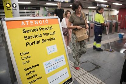 Estación de Metro del Paralel de Barcelona que permanece cerrado tras las lluvias torrenciales caídas esta madrugada.