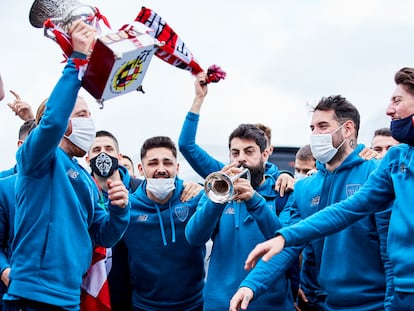 Asier Villalibre toca la trompeta mientras el resto de jugadores del Athletic cantan con el trofeo de la Supercopa.