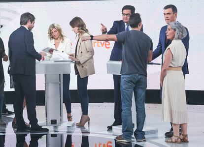 Pedro Sánchez y Yolanda Díaz charlan con sus asesores antes de inicio del debate a tres. 