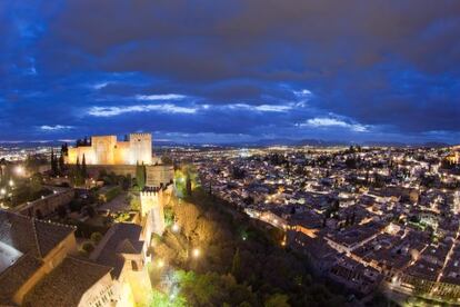 Vista de Granada y la Alcazaba de la Alhambra, tomada desde la torre de Comares.