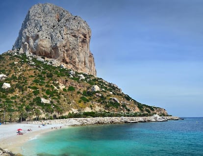 Vista de la playa del Racó, en Calpe, con el peñón de Ifach al fondo.