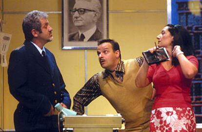 José Ramón Soroiz, Ramón Ibarra (centro) y Ane Gabarain, en 'Muerte accidental de un anarquista'.