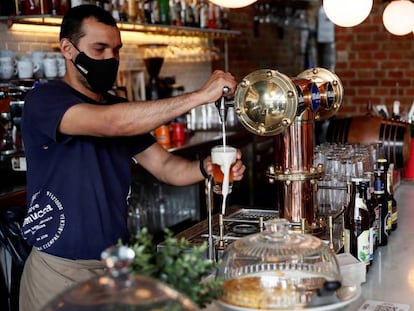 Un camarero trabaja durante su jornada laboral en un restaurante de Madrid.