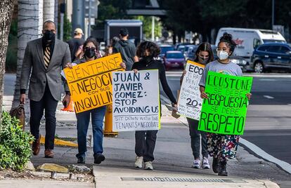 Inquilinos de un edificio protestan contra aumentos de hasta el 65% en su renta mensual, en Miami (Florida), en enero de 2022.