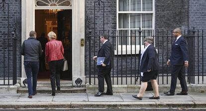 Varios ministros acuden al número 10 de Downing Street para una reunión del gabinete de Boris Johnson. 