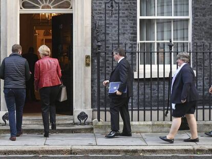 Varios ministros acuden al número 10 de Downing Street para una reunión del gabinete de Boris Johnson. 