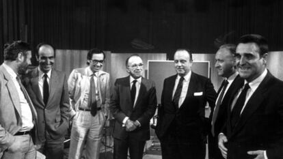 Jose Luis Balbín, Miquel Roca, Alfonso Guerra, Santiago Carrillo, Manuel Fraga, Xavier Arzalluz y Agustín Rodríguez Sahagún, durante un programa de 'La clave'.