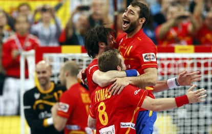 Los jugadores de España al finalizar el partido.