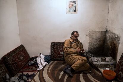 Ali, uno de los habitantes del barrio de Behbahani, bebe té en una pequeña habitación situada fuera de su casa en la que preparar kebabs para vender y que a veces utiliza para descansar en los días calurosos. Ali lleva varios años dirigiendo un grupo de música tradicional formado por jóvenes afroiraníes y originarios de la ciudad.