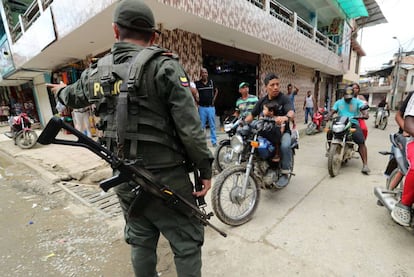 Un policía vigila en Nariño (Colombia), uno de los departamentos más golpeados por la violencia.