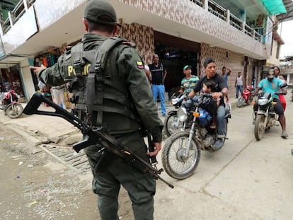Un policía vigila durante la visita del vicepresidente de Colombia a Nariño, uno de los departamentos más golpeados por la violencia.  