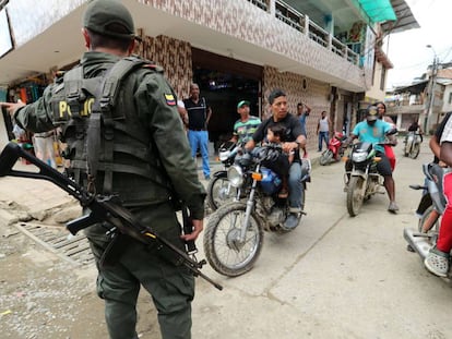 Un policía vigila en Nariño (Colombia), uno de los departamentos más golpeados por la violencia.