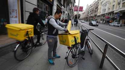 Dos trabajadores de una empresa de reparto, en el centro de Madrid.