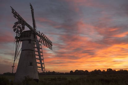 Paisaje al amanecer en la zona conocida como 'The Broads' en los condados de Norfolk y Suffolk (Reino Unido).