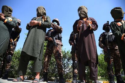 Un total de ocho hombres han sido detenidos, tres de ellos acusados de perteneder a un grupo talibán y otros cinco al Estado Islámico. En la foto, agentes de seguridad escoltan a un grupo de detenidos sospechosos de pertenecer a los talibanes o al Estado Islámico (EI), en Jalalabad (Afganistán), el 10 de abril de 2019.