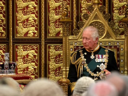 Carlos III, entonces príncipe de Gales, observaba la corona imperial durante la apertura del Parlamento, el 10 de mayo de 2022.