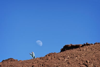 '¿Qué importancia tienen mis problemas, al lado de asuntos como el reflejo de la luz del sol sobre la luna? Dejo de ser relevante, e incluso me siento aliviada. Me siento pequeña'. (Parque Nacional del Teide, Tenerife, agosto de 2024).