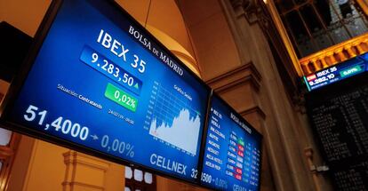 Una pantalla con la actividad del Ibex, en la sede de la Bolsa de Madrid.