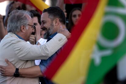 Santiago Abascal, a la derecha, abraza al hasta ahora gerente de Vox, Juan José Aizcorbe, en un acto en Barcelona, en julio pasado.