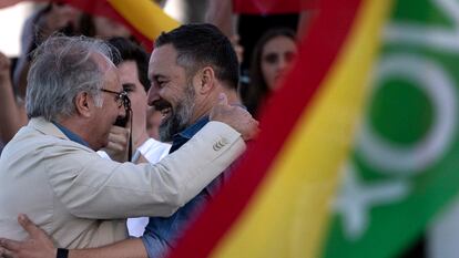 Santiago Abascal, a la derecha, abraza al hasta ahora gerente de Vox, Juan José Aizcorbe, en un acto en Barcelona, en julio pasado.