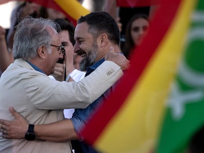 Santiago Abascal, a la derecha, abraza al hasta ahora gerente de Vox, Juan José Aizcorbe, en un acto en Barcelona, en julio pasado.