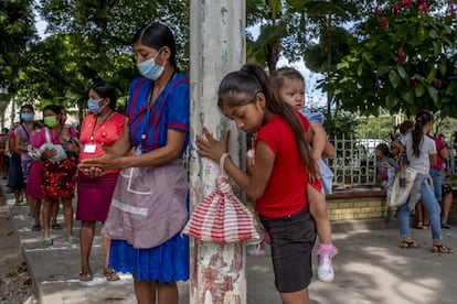 Chiquimula es uno de los departamentos históricamente más afectados por la desnutrición crónica. Aunque actualmente cuenta con una tasa inferior a la media nacional (38%). Al menos 515 niños padecen desnutrición aguda, una variable aún más crítica que se mide en función del peso y que afectaba a 15.395 niños en todo el país en 2019 y aumentó a 27.913 en 2020. “Falta mucha voluntad política para atajar este problema”, critica por teléfono Villafuerte Villeda.