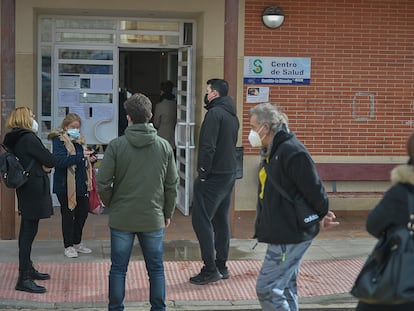 Colas y largas esperas en el centro de salud de Cabanillas del Campo, en Guadalajara, el miércoles.