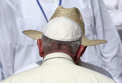 El papa Francisco saluda al presidente cubano Ral Castro durante una misa en la Plaza de la Revolucin Calixto Garca, en Holgun (Cuba).