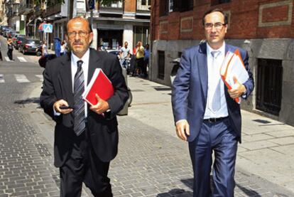 El secretario general de la SGAE, Francisco Galindo (iqda.), y Pablo Hernández, director de los servicios jurídicos de la entidad, a su llegada a la reunión de la junta directiva de la sociedad.