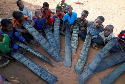 Algunos niños somalíes recitan el Corán en un campamento para desplazados internos, en Dollow (Somalia).