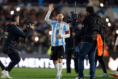 Messi se despide al final del partido, ante la ausencia de otros juegos previstos en suelo argentino por al menos dos años, este fue el último en casa.