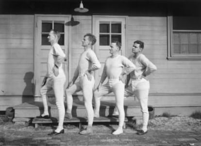Cuatro hombres posan orgullosos, y muy cómodos, con sus calzoncillos largos.