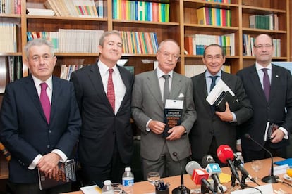 Valent&iacute; Pich (REAF), Salvador Ruiz Gallud (Equipo Econ&oacute;mico), Jos&eacute; Luis Feito (Instituto de Estudios Econ&oacute;micos), Leopoldo Gonzalo y Gonz&aacute;lez, catedr&aacute;tico de Hacienda P&uacute;blica, y Santiago &Aacute;lvarez, profesor de Hacienda P&uacute;blica.