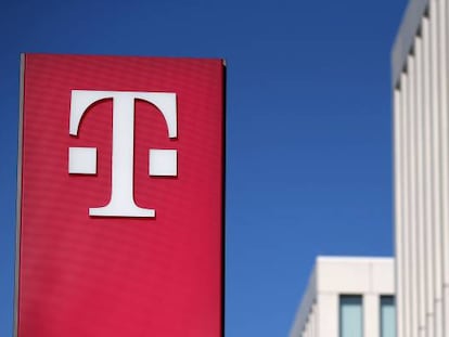 Logotipo de Deutsche Telekom a la entrada de su sede en Bonn (Alemania). 